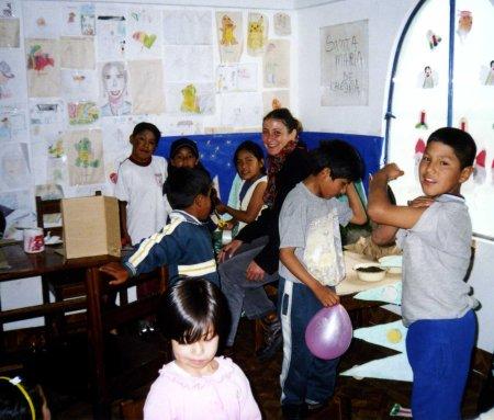 Barbara Magalotti con alcuni bambini del Kinder del San Pedro