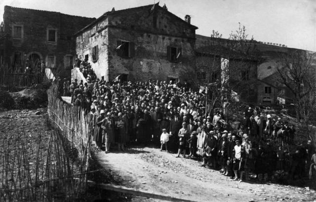 Foto d'epoca della casa natale di Mussolini con persone in gita per visitarla