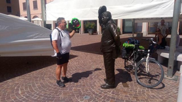 Enrico Rotelli saluta la statua di Peppone a Brescello