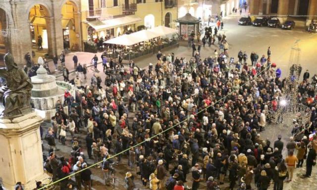 Folla in piazza Cavour a Rimini in solidareità alle vittime di Parigi